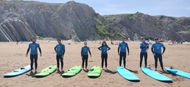 Introductory surfing course in Sopelana with 7 erasmus students