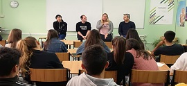 Los estudiantes de Erasmus de biteri explicando su experiencia a alumnos de ESO